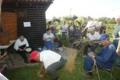 Un grupo de artesanos emularon ayer en los huertos de la Candamia las antiguas tardes de otoño