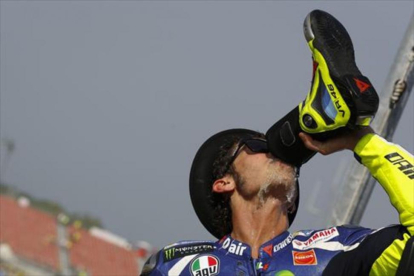 La celebración 8Valentino Rossi imitó ayer el brindis que Jack Miller se inventó al ganar en Holanda.