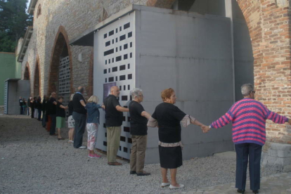 Los amigos del Museo de Sabero rodean el edifico con un 'abrazo'. CASTRO