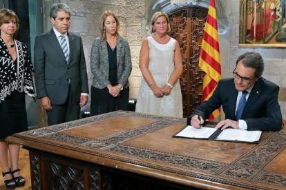 Artur Mas, durante el acto de firma del decreto de disolución del Parlamento de Catalunya y de convocatoria de elecciones para el próximo 27 de septiembre.