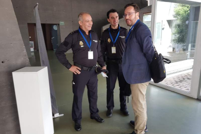 Los expertos de la Comisaría de Ponferrada junto el ingeniero del Incibe Juan Delfín. DL