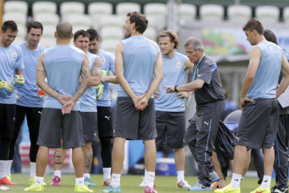 El entrenador de Uruguay Óscar Tabárez conversa con los jugadores durante  un entrenamiento.