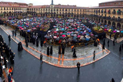 La plaza Mayor de León abarrotada el Viernes Santo a la espera del Encuentro organizado por la cofradía Dulce Nombre de Jesús Nazareno