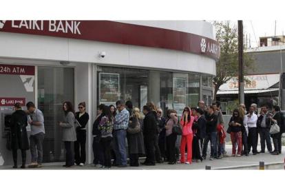 Colas ante una sucursal bancaria en Nicosia.