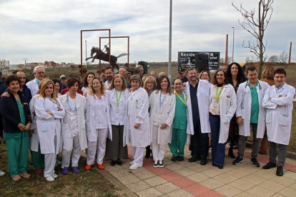 Personal sanitario del Caule frente a la escultura de Amancio, durante la inauguración. PEIO GARCÍA