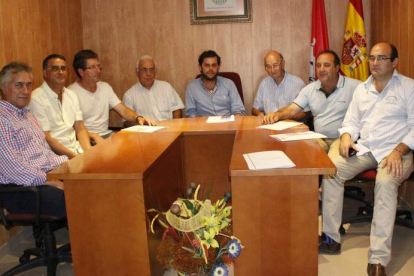 Alcaldes afectados por la ruta Liebana-Cea se reunieron en el ayuntamiento de Almanza.
