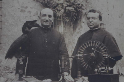 Mariano Díez Tobar (a la derecha) junto a otro padre paúl, Manuel Santín, detrás de alguno de sus inventos. DL