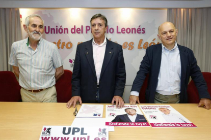 El candidato al Congreso de la UPL, Julio González Rivo (C), acompañado por el candidato al Senado, Luis Manuel Esteban (D), y por el portavoz del partido en la Diputación Provincial, Matías Llorente (I) presentan su programa electoral