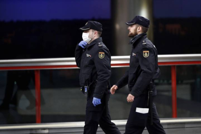 Efectivos de la Policía Nacional vigilan este la estación de tren del Cercanías de Nuevos Ministerios de Madrid , hoy. MARISCAL