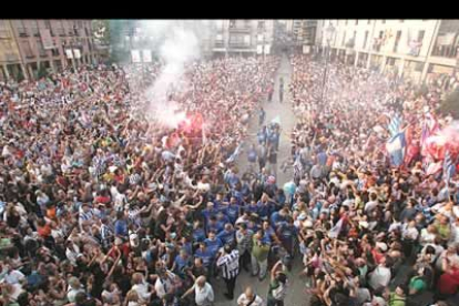 Nunca antes se había registrado una concentración similar en Ponferrada para celebrar un triunfo deportivo.