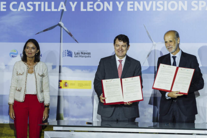 Mañueco y el presidente de Envisión en España, José Domínguez, ayer, con la ministra Maroto. RAÚL SANCHIDRIÁN