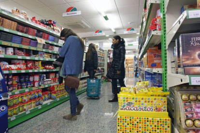 Consumidoras en un supermercado Condis de Barcelona.