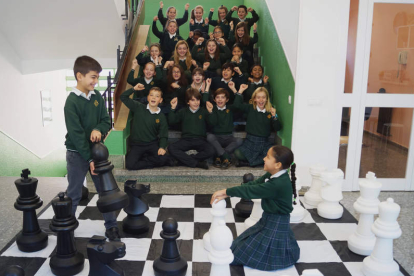 Alumnos del Colegio San Juan de la Cruz jugando con un ajedrez gigante.
