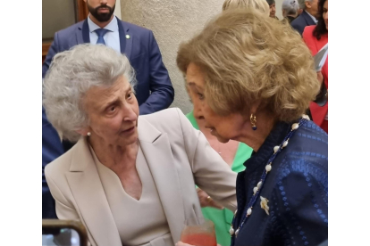 Margarita Morais y la reina Sofía conversan ayer jueves durante la entrega de los premios. DL