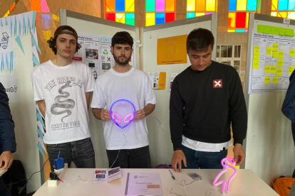 LEONEÓN
Pierre Lempereor, Rodrigo Montier y Daniel Santos/
Empresa que diseña y fabrica rótulos de neon personalizados que se construyen con plástico reciclado a través de una impresora 3D