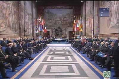 A las diez de la mañana , el alcalde de Roma, Walter Veltroni, dio la bienvenida a los líderes de la UE, a sus ministros de Exteriores y a los representantes de los países.