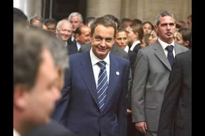 Horas antes de la firma, el presidente español se mostró partidario de reformar la Constitución españolam si fuere necesario, para adaptarla a la europea.