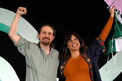 El secretario general de Podemos, Pablo Iglesias, junto a la líder de Adelante Andalucía, Teresa Rodríguez