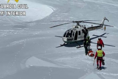 El helicóptero de la Guardia Civil, en el lugar del accidente. DL
