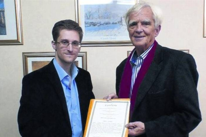 Snowden (izquierda), en Moscú junto al diputado alemán de Los Verdes Hans-Christian Ströbele.