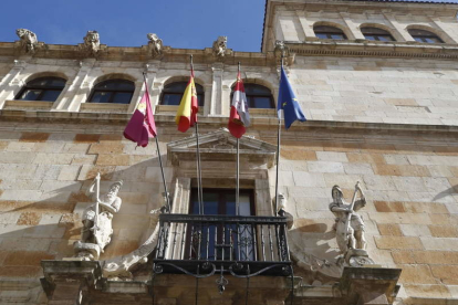 Frontal del Palacio de los Guzmanes, sede del gobierno de la Diputación de León. RAMIRO