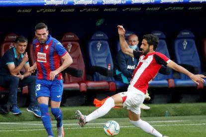 El derbi entre Eibar y Athletic se quedó en un empate que no contenta a ninguno. JAVIER ETXEZARRETA