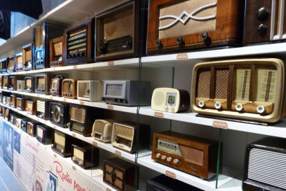 La muestra de radios antiguas con 200 piezas.