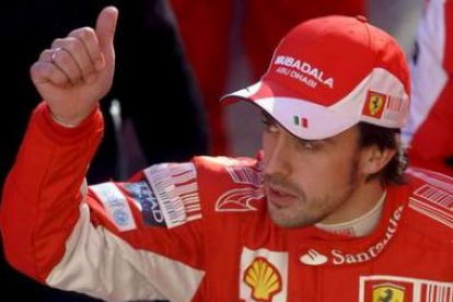 Fernando Alonso, saluda a su llegada a los entrenamientos llevados a cabo ayer en Cheste.