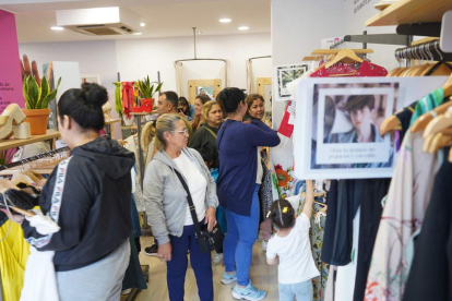 La tienda Moda re- de Cáritas en San Mamés recibió numeroso público ayer por la tarde nada más abrirse. J. NOTARIO