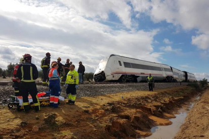 Tren de pasajeros de la línea Málaga-Sevilla. FERMÍN CABANILLAS