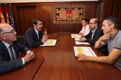 Un momento de la reunión del consejero de Fomento Quiñones con el alcalde Morala y sus ediles. L. DE LA MATA
