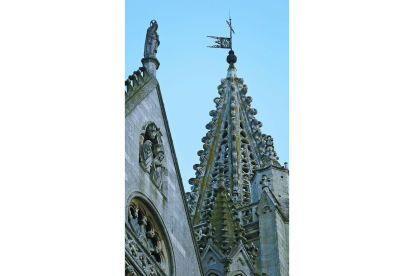 La veleta de la Torre Sur de la Catedral de León, una de las más representativas. JESÚS F. SALVADORES
