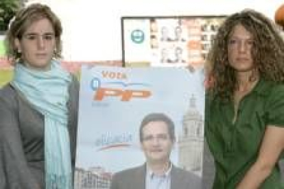 Las dos militantes del PP en Bilbao agredidas posan con el cartel electoral del candidato