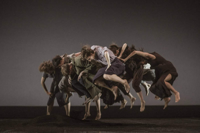 Escena coral de danza en la obra ‘Una gran emoción política’. DL