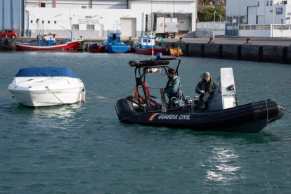 Agentes de la Guardia Civil remolcan la embarcación del padre de Anna y Olivia. RAMÓN DE LA ROCHA