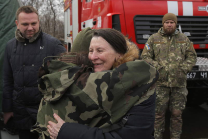 Un prisionero ucraniano se abraza a una mujer después de un intercambio anterior. VALERI KVIT