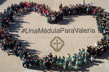 Los alumnos del Colegio San Juan de la Cruz formaron un corazón en el patio en apoyo a Valeria, que necesita un trasplante de médula