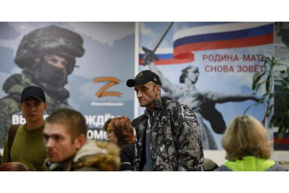Imagen de un reservista en un centro de reclutamiento con toda la parafernalia patriótica de Rusia. YURI KOCHETKOV