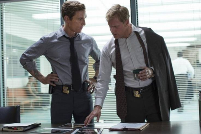 Matthew McConaughey (izquierda) y Woody Harrelson, en la serie de la HBO'True detective'.