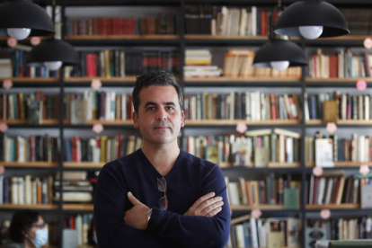 Ariel Andrés Almada, exitoso escritor argentino de libros infantiles, se ha instalado en León atraído por una ciudad que asegura ideal para su trabajo. JESÚS F. SLAVADORES