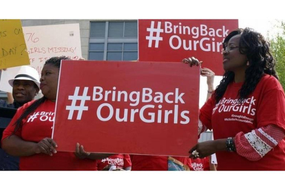 Protesta ante la embajada de Nigeria en Washington por el secuestro de 200 niñas.