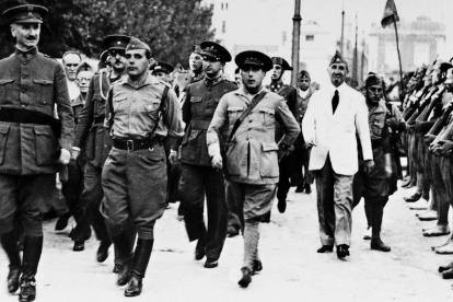 Queipo de Llano, pasando revista a las tropas franquistas, en Sevilla, en julio de 1936.