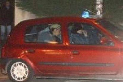 Uno de los miembros de ETA detenidos ayer es conducido a la comisaría en un coche policial