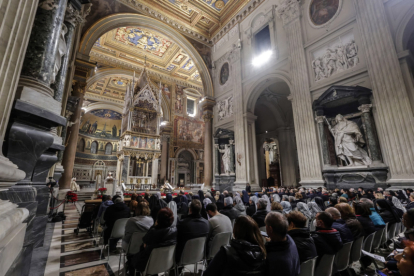El obispo Guerino Di Tora dirige una Santa Misa por Benedicto XV en la Basílica de San Juan de Letrán, en Roma, Italia, el 30 de diciembre de 2022. EFE / EPA / GIUSEPPE LAMI