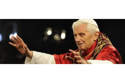 El papa Benedicto XVI bendice a los fieles al final del Vía Crucis del Viernes Santo frente al Coliseo de Roma. EFE EPA MAURIZIO BRAMBATTI