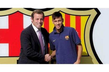 Sandro Rosell junto a Neymar, el día en el que el brasileño firmó el contrato con el Barcelona.