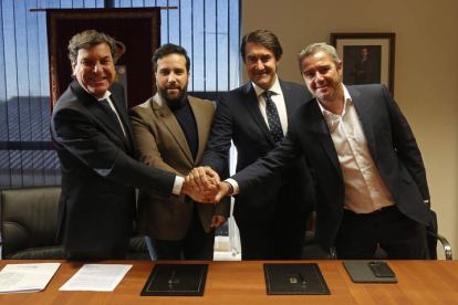 Fernández Carriedo, Barrera, Suárez-Quiñones y Lanvin, tras la firma del acuerdo. FERNANDO OTERO
