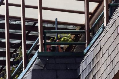 Imagen del hombre que se atrincheró en la terraza de su casa. R. GARCÍA