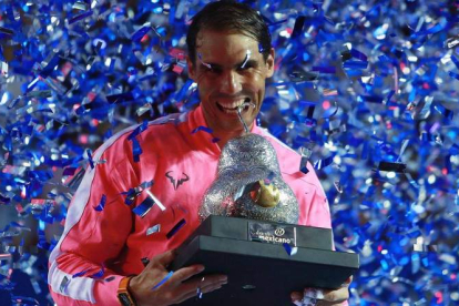 Rafa Nadal con su trofeo de campeón en el Torneo de Acapulco en el que se impuso en la fnal a Taylor Fritz.