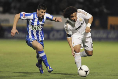 Marcelo Vieira peleando un balón con David Malo | Efe